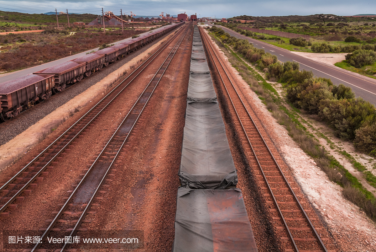 铁矿石的火车。南非西开普省